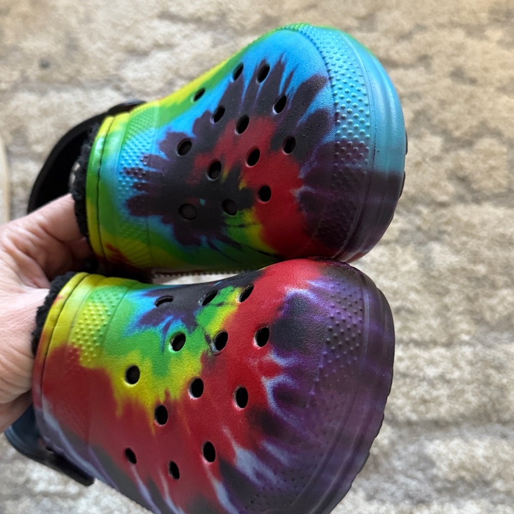 CROCS 6/8 Rainbow Tie-Dye Slippers - Picture 2 of 5